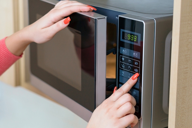 Using Microwave Oven